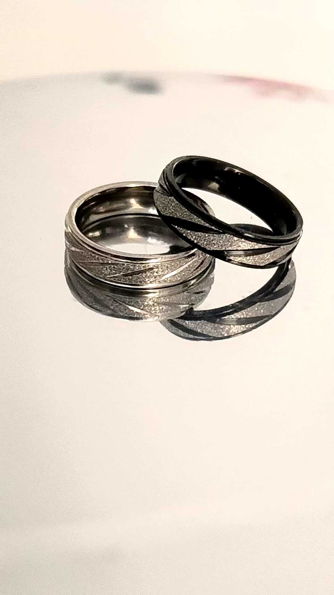 Cincin Pasir Putih Garis Garis Titanium Pria dan Wanita