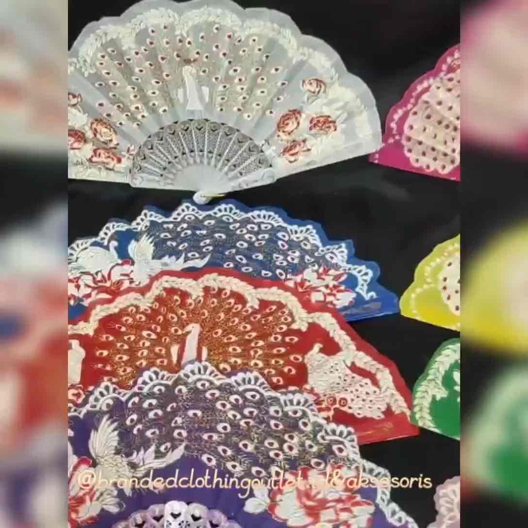 KIPAS SATIN GLITTER BURUNG MERAK / KIPAS TANGAN LIPAT GLITTER PREMIUM / KIPAS GAYA SPANYOL CHINA / KIPAS SANG JIT / KIPAS TARI / KIPAS LIPAT SOUVENIR / FOLDING FAN WEDDING BRIDAL FAN DANCE / KSG-78504540