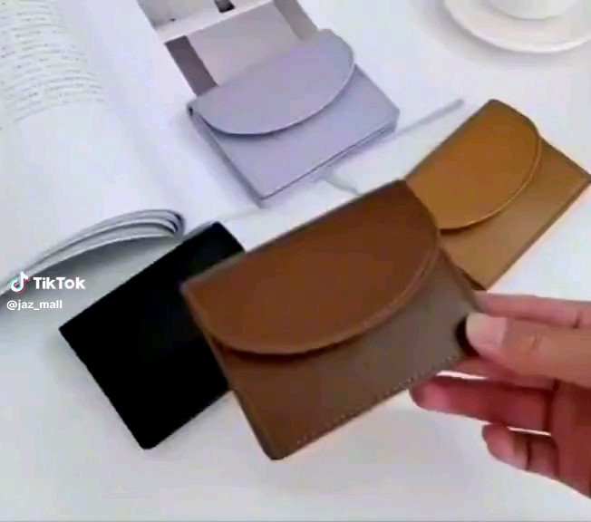 Zhaiman Wallet: A Clever Fashion Statement