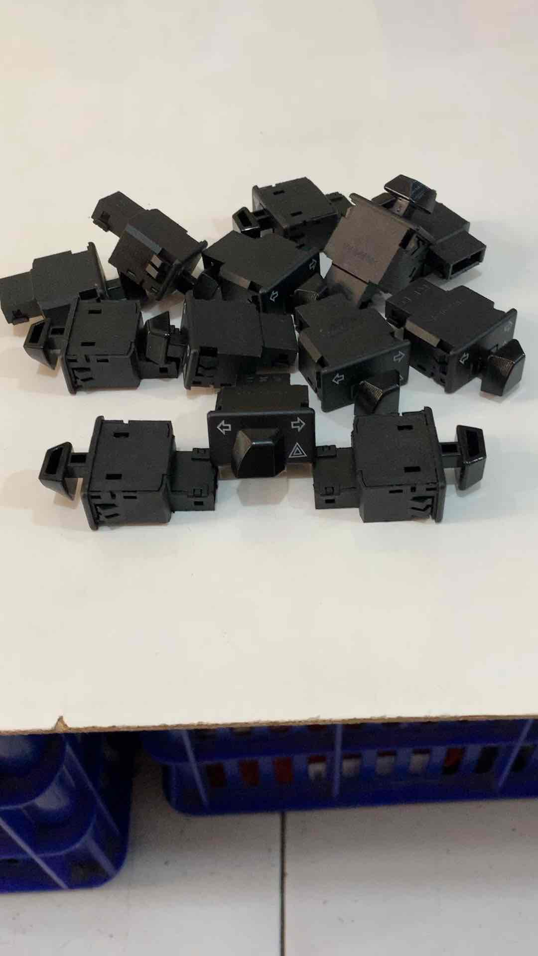 Saklar sein hazard Beat Fi Esp / Beat Pop / Revo Absolute / Revo 110 Fi / Vario 150/ Revo Fi / Revo X / Scoopy Fi / Vario 150 old / Vario 125 led / Supra X 125 Helm In / GTR 150