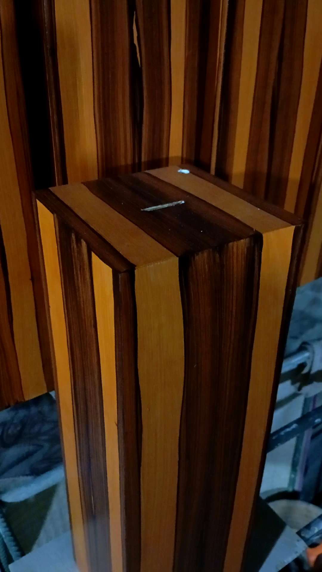 Clengan unik motif serat kayu ukuran 13 x 13 x 44 finising cat asli tidak ngelupas celengan kotak tapa kunci
