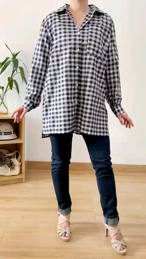 ●ECLAIRE● 063 Kemeja Shirt Katun Motif Kotak Square Gingham Slit Casual Basic Santai 1098\\n\\nKemeja Gingham Slit adalah pilihan tepat bagi pria yang mencari kemeja santai namun tetap elegan. Dalam artikel ini, kita akan membahas apa itu Kemeja Gingham Slit, perbedaan antara Kemeja Gingham Slit dan Kemeja Casual Santai, serta keunggulan Kemeja Gingham Slit dibandingkan Kemeja Basic Pria.\\n\\n Apa itu Kemeja Gingham Slit?\\n\\nKemeja Gingham Slit adalah kemeja casual yang terbuat dari bahan katun motif kotak atau gingham. Motif ini memberikan kesan santai namun tetap elegan, cocok untuk berbagai acara dan suasana. Selain itu, kemeja ini memiliki detail slit di bagian bawah, yang membuat penampilan Anda semakin menarik.\\n\\n Perbedaan antara Kemeja Gingham Slit dan Kemeja Casual Santai\\n\\nPerbedaan utama antara Kemeja Gingham Slit dan Kemeja Casual Santai terletak pada motif dan detail slit. Kemeja Gingham Slit memiliki motif kotak gingham yang memberikan kesan santai namun tetap elegan, sedangkan Kemeja Casual Santai biasanya memiliki motif polos atau motif sederhana. Selain itu, Kemeja Gingham Slit memiliki detail slit di bagian bawah, yang membuat penampilan Anda semakin menarik.\\n\\n Keunggulan Kemeja Gingham Slit dibandingkan Kemeja Basic Pria\\n\\nKemeja Gingham Slit memiliki beberapa keunggulan dibandingkan Kemeja Basic Pria, yaitu:\\n\\n- Motif kotak gingham yang memberikan kesan santai namun tetap elegan\\n- Detail slit di bagian bawah yang membuat penampilan Anda semakin menarik\\n- Bahan katun yang nyaman dipakai dan mudah dicuci\\n\\n Mengapa Memilih Kemeja Motif Gingham?\\n\\nAda beberapa alasan mengapa Anda harus memilih Kemeja Motif Gingham:\\n\\n- Motif kotak gingham memberikan kesan santai namun tetap elegan\\n- Cocok untuk berbagai acara dan suasana\\n- Bisa meningkatkan penampilan Anda\\n\\n Bagaimana Kemeja Motif Gingham Bisa Meningkatkan Penampilan Anda?\\n\\nKemeja Motif Gingham bisa meningkatkan penampilan Anda dengan cara:\\n\\n- Memberikan kesan santai namun tetap elegan\\n- Cocok untuk berbagai acara dan suasana\\n- Menambah variasi penampilan Anda\\n\\n Tips Memilih Motif Gingham yang Tepat untuk Anda\\n\\nBerikut adalah beberapa tips memilih motif gingham yang tepat untuk Anda:\\n\\n- Perhatikan warna kulit Anda, pilih motif gingham yang cocok dengan warna kulit Anda\\n- Perhatikan bentuk tubuh Anda, pilih motif gingham yang cocok dengan bentuk tubuh Anda\\n- Perhatikan acara atau suasana yang akan Anda hadiri, pilih motif gingham yang sesuai dengan acara atau suasana tersebut\\n\\n Kelebihan dan Kekurangan Kemeja Katun Motif Kotak\\n\\nBerikut adalah kelebihan dan kekurangan Kemeja Katun Motif Kotak:\\n\\n Kelebihan Kemeja Katun Motif Kotak\\n\\n- Motif kotak gingham yang memberikan kesan santai namun tetap elegan\\n- Bahan katun yang nyaman dipakai dan mudah dicuci\\n- Cocok untuk berbagai acara dan suasana\\n\\n Kekurangan Kemeja Katun Motif Kotak\\n\\n- Motif kotak gingham mungkin tidak cocok untuk semua orang\\n- Kemeja Katun Motif Kotak mungkin lebih mudah kotor dibandingkan kemeja polos\\n\\n Bagaimana Merawat Kemeja Gingham Slit Anda?\\n\\nBerikut adalah tips merawat Kemeja Gingham Slit Anda:\\n\\n Tips Membersihkan Kemeja Gingham Slit\\n\\n- Gunakan deterjen yang sesuai dengan bahan katun\\n- Jangan menggunakan pemutih\\n- Cuci kemeja secara manual atau gunakan mesin cuci dengan mode lembut\\n\\n Cara Menyimpan Kemeja Gingham Slit dengan Benar\\n\\n- Simpan kemeja dalam lemari yang bersih dan kering\\n- Jangan simpan kemeja di tempat yang lembab atau panas\\n- Gunakan pengharum baju untuk menjaga aroma kemeja\\n\\nDengan memahami apa itu Kemeja Gingham Slit, perbedaan antara Kemeja Gingham Slit dan Kemeja Casual Santai, serta keunggulan Kemeja Gingham Slit dibandingkan Kemeja Basic Pria, Anda bisa memilih kemeja yang tepat untuk penampilan Anda. Selamat mencoba!\"