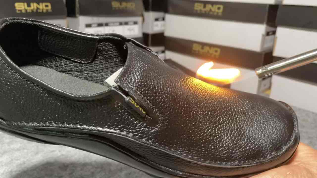 Sepatu kulit pria model slip on