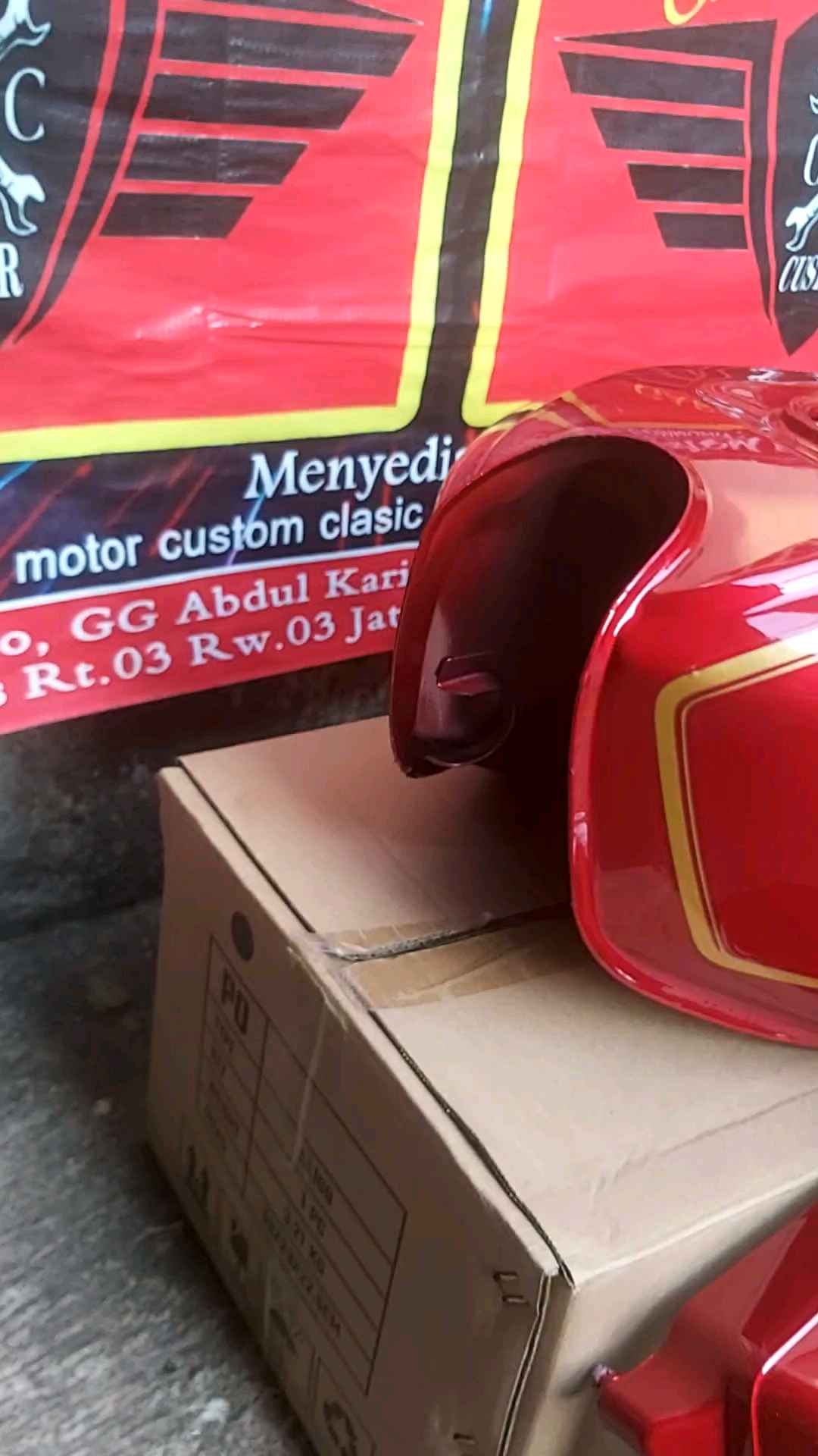 SANDANGAN GL 100 GL CEPEK GL 125 TANGKI PRES PABRIKAN IMPOR SET TEMPONGAN AKI SEPASANG SUDAH ADA STRIPNYA TINGGAL PASANG.HARGA EKONOMIS(bonus emblem tangki)