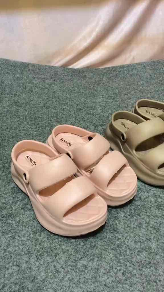 Sandal KAMIFA: Desain Sandal Wanita Wedges Kekinian Tali Belakang