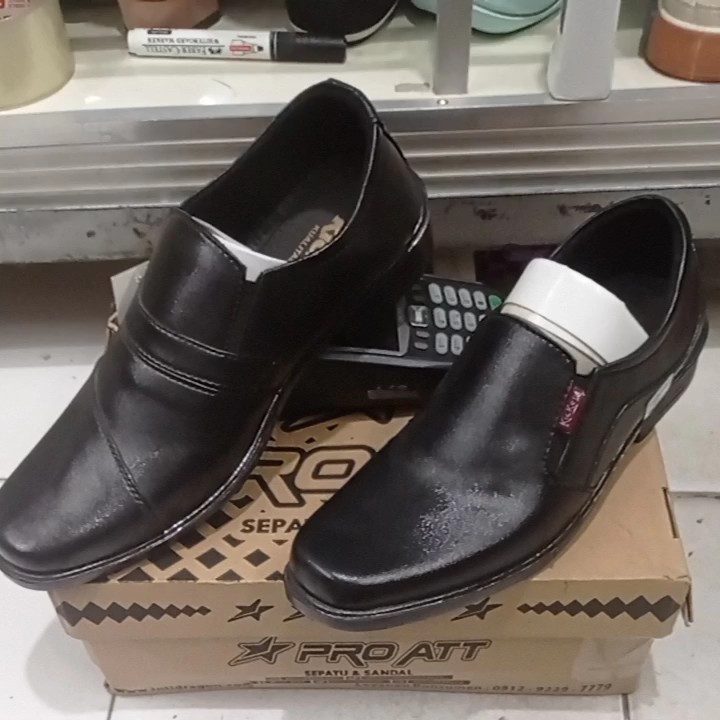 Sepatu kantor kasual formal pria