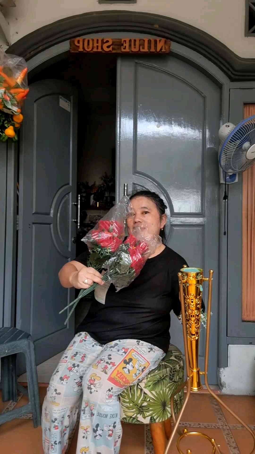 bunga mawar merah kuntum 24  berikut pot corong standing/Bunga sudut ruang tamu bunga hiasan ruang tamu Bunga Dekorasi Sudut Ruangan - Lazada