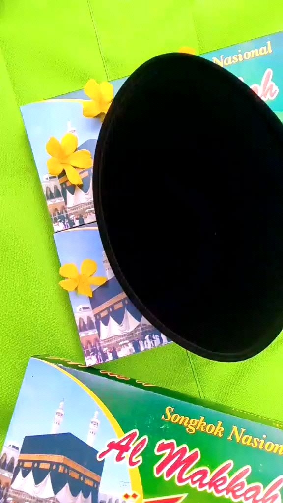 Songkok Hitam Mengkilap & Model Polos: Aksesoris Pria Tradisional