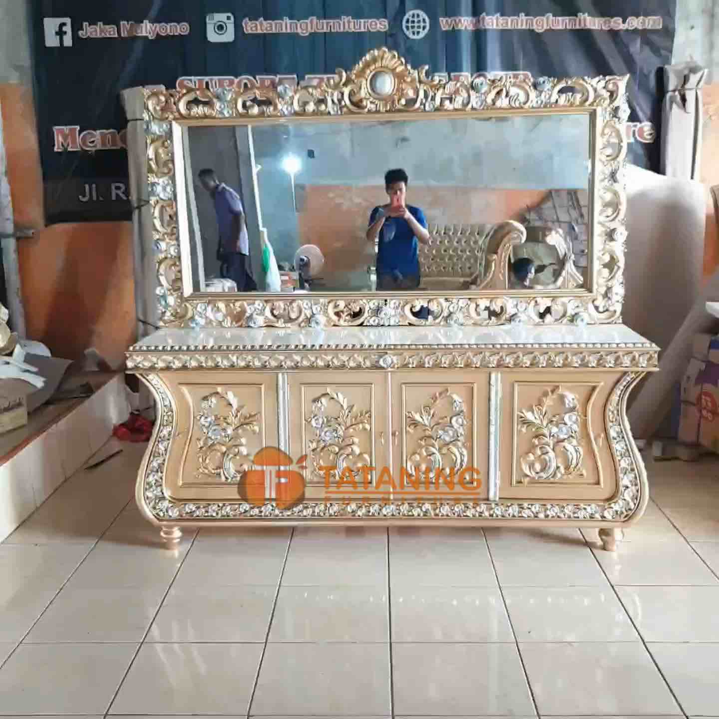 MEJA RIAS BIOLA GOLD CERMIN KAYU JATI FINISHING MEWAH PIGURA UKIR KACA BUFFET DEKORASI RUANG INTERIOR LUXURY MURAH TATANING FURNITURES JEPARA