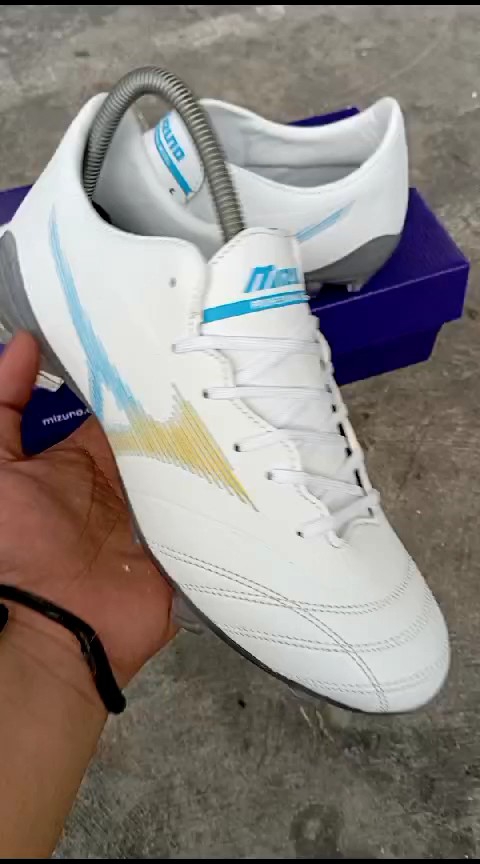 sepatu sepakbola pria dewasa terbau berkualitas