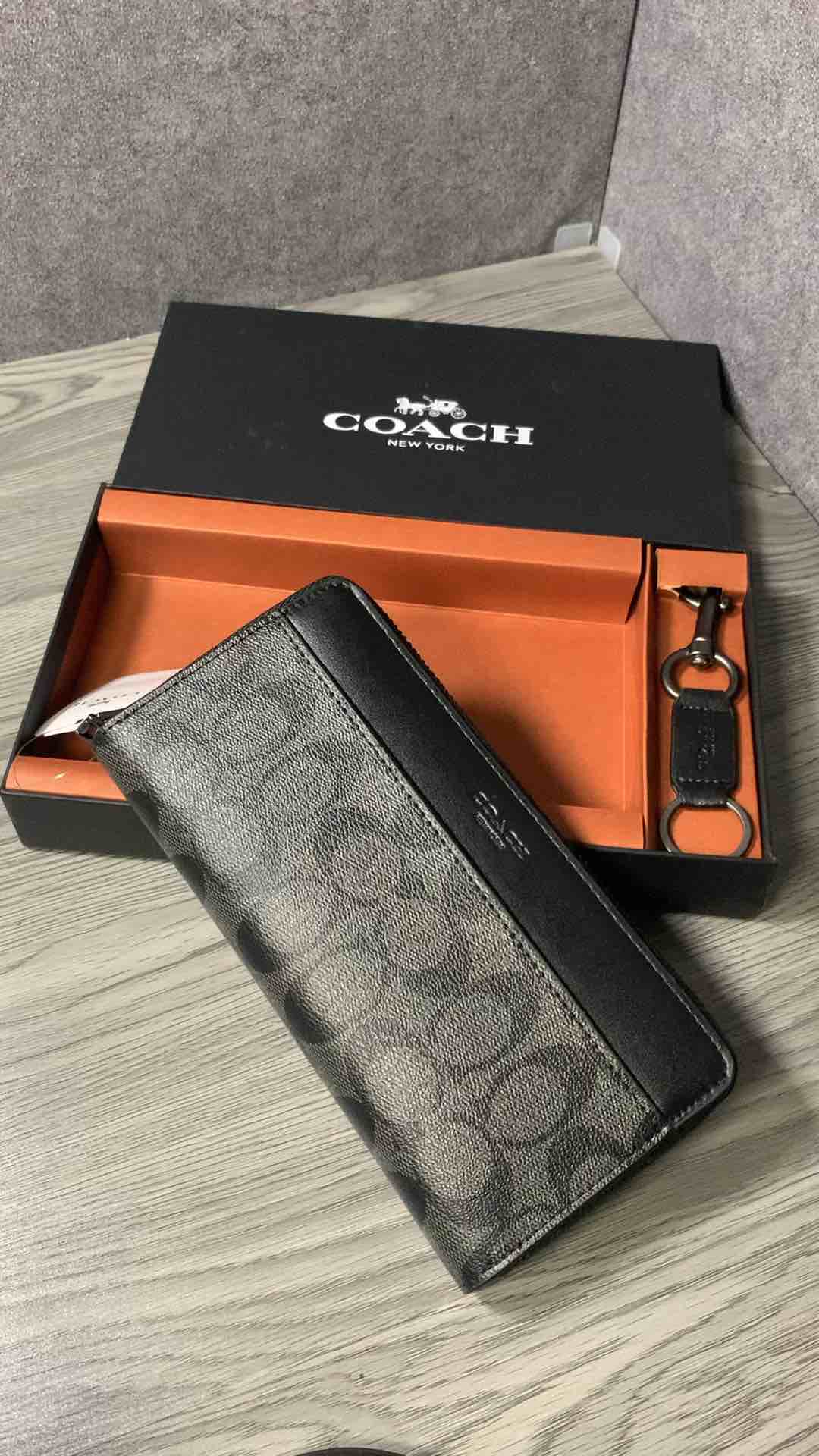 Ví bóp nam dài cầm tay Coach kèm móc khoá