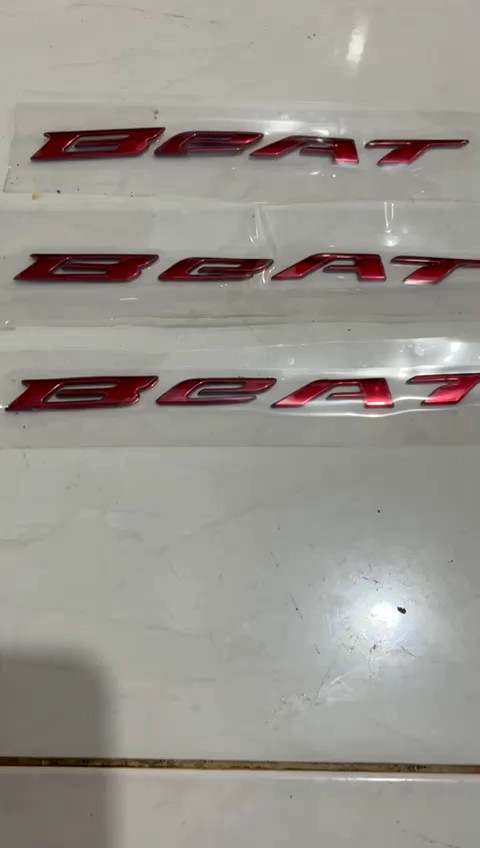 EMBLEM BEAT MERAH LOGO TIMBUL ORIGINAL: Aksesori Kendaraan Stylish & Berkualitas