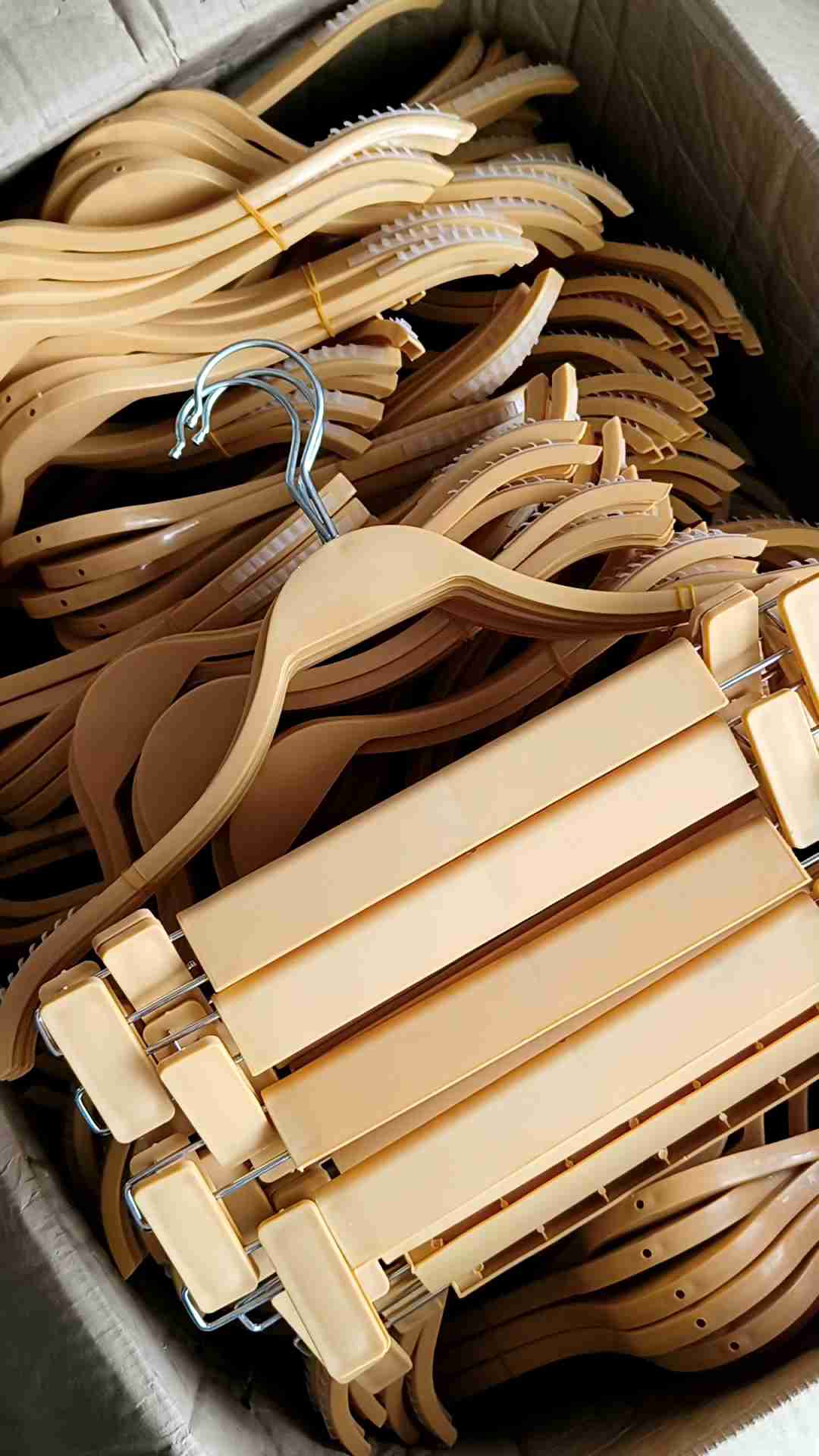 móc treo quần áo bằng nhựa mắc treo quần áo nhựa vàng móc quần áo nhựa cho shop thời trang