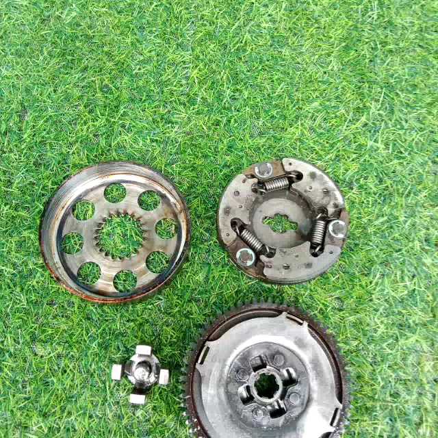 ชุดคลัช Suzuki Rc100 แท้ถอด มือสอง สินค้าพร้อมใช้งาน ตามสภาพ สินค้ามีในสต็อกอ่านก่อนกดสั่งซื้อนะคับ