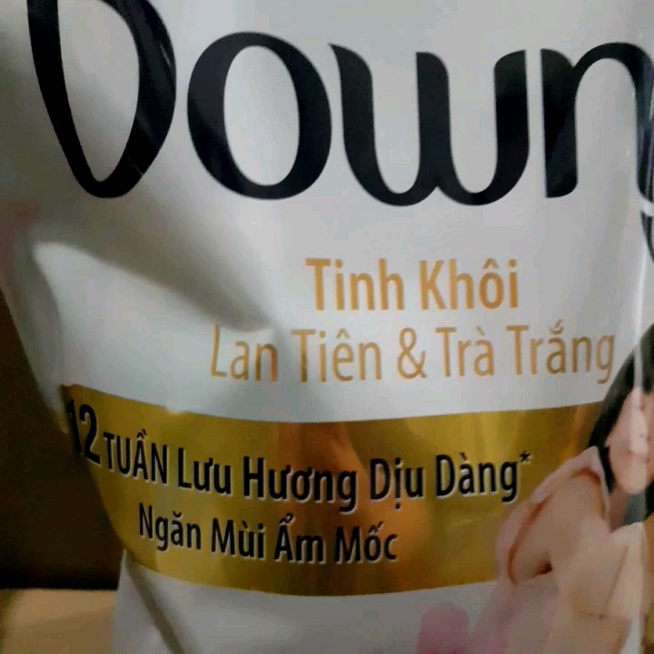 NƯỚC XẢ VẢI DOWNY TINH KHÔI LAN TIÊN & TRÀ TRẮNG NGĂN MÙI ẨM MỐC TÚI 2.3 LÍT