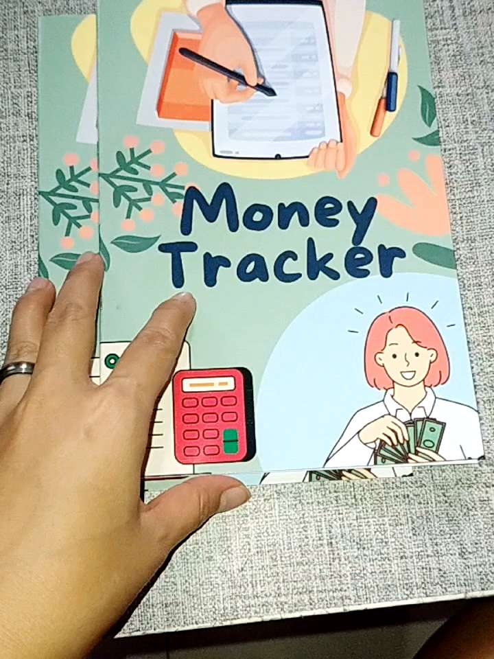 Money Tracker Notebook - monitor your income and expenses