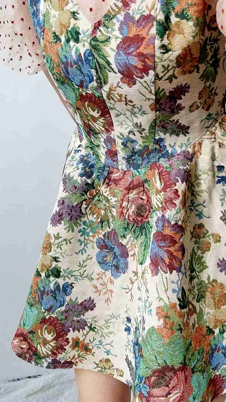 6830 Miranda Puffy Vintage Mini Dress Gaun Bunga Elegan Anggun\\n\\n Mengenal Dress Anggun untuk Acara\\n\\nDress anggun adalah pilihan tepat untuk berbagai acara formal dan semi-formal. Untuk memilih dress yang tepat, pertimbangkan beberapa faktor seperti bentuk tubuh, warna kulit, dan tema acara.\\n\\n Bagaimana Memilih Dress yang Tepat\\n\\nPertama, perhatikan bentuk tubuh Anda. Jika Anda memiliki bentuk tubuh langsing, dress anggun dengan siluet A-line atau gaun mini dapat menonjolkan kurva tubuh Anda. Sementara itu, jika Anda memiliki bentuk tubuh gemuk, dress anggun dengan siluet sheath atau gaun mini dengan detail puffy bunga dapat menyeimbangkan proporsi tubuh Anda.\\n\\nKedua, pilih warna dress yang sesuai dengan warna kulit Anda. Jika Anda memiliki warna kulit yang gelap, dress anggun dengan warna cerah atau emas dapat menonjolkan kulit Anda. Sementara itu, jika Anda memiliki warna kulit yang terang, dress anggun dengan warna netral atau pastel dapat menonjolkan kulit Anda.\\n\\nTerakhir, pertimbangkan tema acara. Jika acara tersebut formal, pilih dress anggun dengan detail elegan seperti gaun pesta. Sementara itu, jika acara tersebut semi-formal, pilih dress anggun dengan detail kasual seperti gaun vintage mini.\\n\\n Cara Mengenakan Dress Anggun dengan Stylish\\n\\nUntuk mengenakan dress anggun dengan stylish, Anda dapat mencoba beberapa tips berikut:\\n\\n- Gunakan aksesoris yang sesuai dengan dress Anda. Misalnya, jika Anda mengenakan dress anggun dengan detail puffy bunga, gunakan aksesoris dengan detail bunga juga.\\n- Padukan dress Anda dengan sepatu yang sesuai. Misalnya, jika Anda mengenakan dress anggun dengan detail gaun pesta, gunakan sepatu dengan heels tinggi.\\n- Jangan lupa untuk menyesuaikan makeup dan rambut Anda dengan dress Anda. Misalnya, jika Anda mengenakan dress anggun dengan detail gaun vintage mini, gunakan makeup yang natural dan rambut yang sederhana.\\n\\n Tips Menggunakan Aksesoris yang Cocok\\n\\nUntuk menggunakan aksesoris yang cocok dengan dress anggun Anda, Anda dapat mencoba beberapa tips berikut:\\n\\n- Gunakan aksesoris yang sesuai dengan warna dress Anda. Misalnya, jika Anda mengenakan dress anggun dengan warna merah, gunakan aksesoris dengan warna emas atau silver.\\n- Gunakan aksesoris yang sesuai dengan tema acara. Misalnya, jika acara tersebut formal, gunakan aksesoris dengan detail elegan seperti kalung atau gelang emas. Sementara itu, jika acara tersebut semi-formal, gunakan aksesoris dengan detail kasual seperti kalung atau gelang berlian.\\n- Jangan lupa untuk menyesuaikan aksesoris Anda dengan dress Anda. Misalnya, jika Anda mengenakan dress anggun dengan detail puffy bunga, gunakan aksesoris dengan detail bunga juga.\\n\\n Gaun Pesta Elegan dan Kelebihannya\\n\\nGaun pesta elegan adalah pilihan tepat untuk acara-acara formal seperti pernikahan atau gala dinner. Gaun pesta elegan biasanya memiliki detail seperti gaun mini, gaun puffy bunga, atau gaun vintage mini.\\n\\n Cara Menyimpan Gaun Pesta dengan Baik\\n\\nUntuk menyimpan gaun pesta dengan baik, Anda dapat mencoba beberapa tips berikut:\\n\\n- Simpan gaun pesta Anda di lemari yang kering dan teduh. Hindari menyimpan gaun pesta Anda di lemari yang lembab atau terkena sinar matahari langsung.\\n- Gunakan hanger khusus untuk menyimpan gaun pesta Anda. Hanger khusus biasanya memiliki bahu yang lebar dan panjang yang dapat menopang berat gaun pesta Anda.\\n- Jangan lupa untuk menyimpan gaun pesta Anda dengan rapi. Hindari menyimpan gaun pesta Anda bersamaan dengan pakaian lainnya.\\n\\n Perawatan Gaun Pesta Elegan\\n\\nUntuk merawat gaun pesta elegan Anda, Anda dapat mencoba beberapa tips berikut:\\n\\n- Cuci gaun pesta Anda dengan tangan atau menggunakan mesin cuci dengan mode lembut. Hindari menggunakan deterjen yang keras atau pemutih.\\n- Setrika gaun pesta Anda dengan suhu rendah. Hindari setrika langsung pada detail gaun pesta Anda seperti puffy bunga atau gaun mini.\\n- Jangan lupa untuk menyimpan gaun pesta Anda dengan rapi setelah dicuci dan disetrika.\\n\\n Mengenal Dress Puffy Bunga Elegan\\n\\nDress puffy bunga elegan adalah pilihan tepat untuk acara-acara semi-formal seperti pesta ulang tahun atau acara sosial lainnya. Dress puffy bunga elegan biasanya memiliki detail seperti gaun mini atau gaun vintage mini.\\n\\n Bagaimana Mencocokkan Warna dengan Gaun Puffy Bunga\\n\\nUntuk mencocokkan warna dengan gaun puffy bunga, Anda dapat mencoba beberapa tips berikut:\\n\\n- Gunakan warna dress yang sesuai dengan warna kulit Anda. Misalnya, jika Anda memiliki warna kulit yang gelap, gunakan dress dengan warna cerah atau emas. Sementara itu, jika Anda memiliki warna kulit yang terang, gunakan dress dengan warna netral atau pastel.\\n- Gunakan warna dress yang sesuai dengan tema acara. Misalnya, jika acara tersebut formal, gunakan dress dengan warna gelap atau emas. Sementara itu, jika acara tersebut semi-formal, gunakan dress dengan warna cerah atau pastel.\\n- Jangan lupa untuk menyesuaikan warna dress Anda dengan aksesoris Anda. Misalnya, jika Anda mengenakan dress dengan detail puffy bunga, gunakan aksesoris dengan detail bunga juga.\\n\\n Tips Mengenakan Gaun Puffy Bunga di Berbagai Acara\\n\\nUntuk mengenakan gaun puffy bunga di berbagai acara, Anda dapat mencoba beberapa tips berikut:\\n\\n- Gunakan aksesoris yang sesuai dengan gaun puffy bunga Anda. Misalnya, jika Anda mengenakan gaun puffy bunga dengan detail gaun mini, gunakan aksesoris dengan detail bunga juga.\\n- Padukan gaun puffy bunga Anda dengan sepatu yang sesuai. Misalnya, jika Anda mengenakan gaun puffy bunga dengan detail gaun vintage mini, gunakan sepatu dengan heels tinggi.\\n- Jangan lupa untuk menyesuaikan makeup dan rambut Anda dengan gaun puffy bunga Anda. Misalnya, jika Anda mengenakan gaun puffy bunga dengan detail gaun mini, gunakan makeup yang natural dan rambut yang sederhana.\\n\\n Gaun Vintage Mini Dress: Sejarah dan Inspirasi\\n\\nGaun vintage mini dress adalah pilihan tepat untuk acara-acara semi-formal seperti pesta ulang tahun atau acara sosial lainnya. Gaun vintage mini dress biasanya memiliki detail seperti gaun puffy bunga atau gaun mini.\\n\\n Bagaimana Mengenakan Gaun Vintage Mini Dress dengan Modis\\n\\nUntuk mengenakan gaun vintage mini dress dengan modis, Anda dapat mencoba beberapa tips berikut:\\n\\n- Gunakan aksesoris yang sesuai dengan gaun vintage mini dress Anda. Misalnya, jika Anda mengenakan gaun vintage mini dress dengan detail gaun puffy bunga, gunakan aksesoris dengan detail bunga juga.\\n- Padukan gaun vintage mini dress Anda dengan sepatu yang sesuai. Misalnya, jika Anda mengenakan gaun vintage mini dress dengan detail gaun mini, gunakan sepatu dengan heels tinggi.\\n- Jangan lupa untuk menyesuaikan makeup dan rambut Anda dengan gaun vintage mini dress Anda. Misalnya, jika Anda mengenakan gaun vintage mini dress dengan detail gaun puffy bunga, gunakan makeup yang natural dan rambut yang sederhana.\\n\\n Menggunakan Aksesoris Vintage untuk Melengkapi Penampilan\\n\\nUntuk menggunakan aksesoris vintage untuk melengkapi penampilan Anda, Anda dapat mencoba beberapa tips berikut:\\n\\n- Gunakan aksesoris yang sesuai dengan warna gaun vintage mini dress Anda. Misalnya, jika Anda mengenakan gaun vintage mini dress dengan warna merah, gunakan aksesoris dengan warna emas atau silver.\\n- Gunakan aksesoris yang sesuai dengan tema acara. Misalnya, jika acara tersebut formal, gunakan aksesor