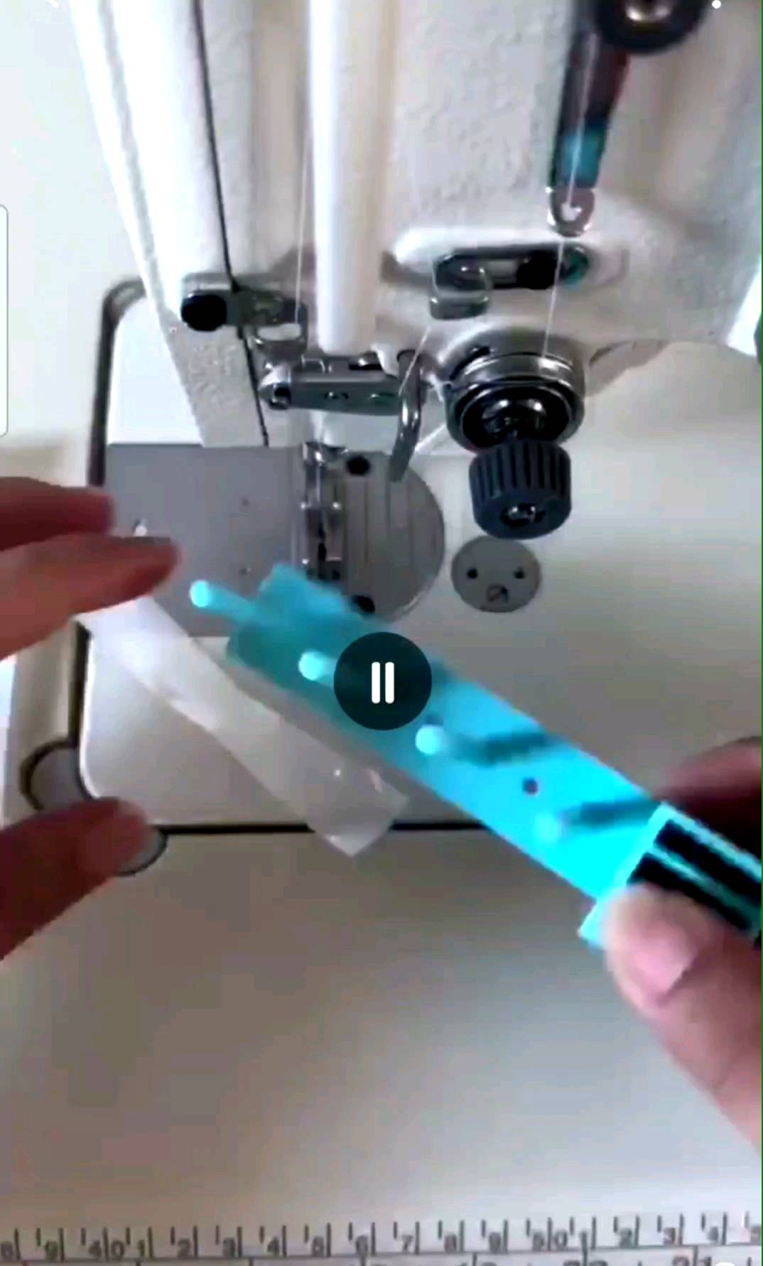 Dụng cụ giá (đế ) có nam châm hít đựng suốt chỉ tua vít nhíp máy may .