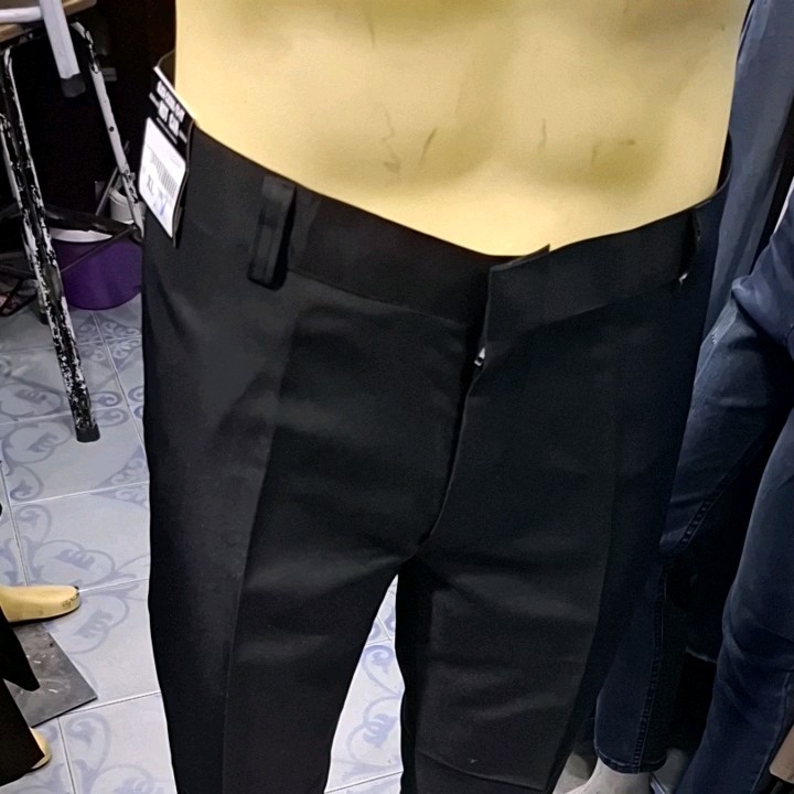 กางเกงทำงานทรงสแลคสีดำ ผ้ามีความหนากว่าผ้าโซล่อน