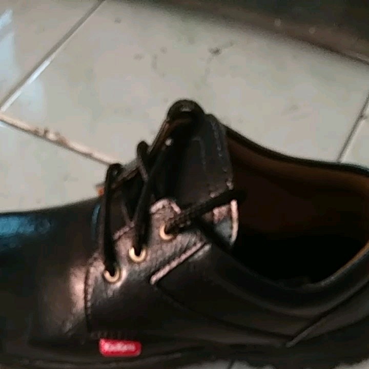 Sepatu Safety Ujung Besi: Pilihan Terbaik untuk Industri & Konstruksi