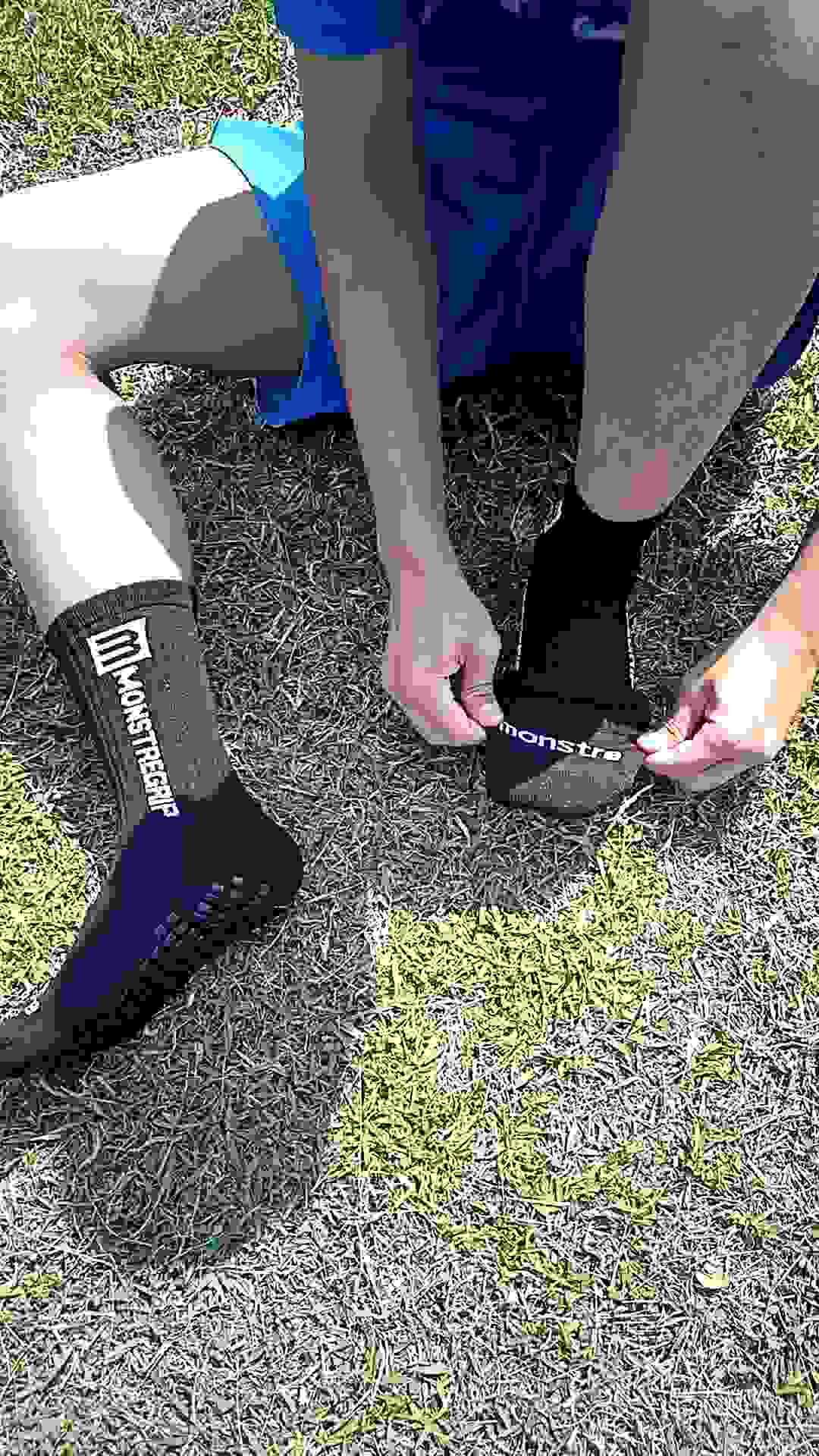 Kaoskaki monstregrip anti slip / kaoskaki sepakbola/kaoskaki sebetis/kaoskaki futsal/kaoskaki olahraga