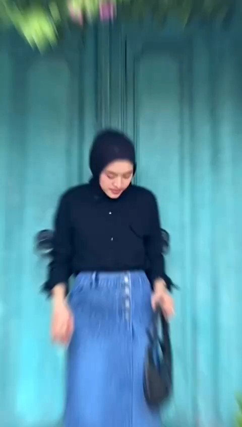 Rebecca Rok Jeans Kancing Belah Samping Panjang Terbaru Korean Style\\n\\nRebecca Rok Jeans Kancing Belah Samping Panjang adalah rok jeans terbaru dengan gaya Korea yang dirancang khusus untuk pria. Rok ini menawarkan kenyamanan dan gaya yang sempurna, serta memiliki kualitas tinggi yang menjadikannya pilihan ideal untuk berbagai acara.\\n\\n Apa Itu Rebecca Rok Jeans Kancing Belah Samping Panjang?\\n\\nRebecca Rok Jeans Kancing Belah Samping Panjang adalah rok jeans dengan desain khas Korea yang memiliki kancing belah samping panjang. Rok ini dirancang untuk memberikan kenyamanan maksimal bagi penggunanya, serta menawarkan gaya yang modis dan stylish.\\n\\n Bagaimana Desain Rok Jeans Kancing Belah Samping Panjang?\\n\\nDesain Rebecca Rok Jeans Kancing Belah Samping Panjang sangat unik dan menarik. Rok ini memiliki kancing belah samping panjang yang memudahkan pengguna untuk memakai dan melepaskan rok tersebut. Selain itu, rok ini juga memiliki gaya Korea yang modern dan elegan, menjadikannya pilihan ideal bagi pria yang mencari rok jeans yang stylish.\\n\\n Bagaimana Menggunakan Rok Jeans Kancing Belah Samping Panjang?\\n\\nRok jeans kancing belah samping panjang dapat digunakan dalam berbagai acara dan situasi. Anda dapat memakainya untuk pergi ke kantor, hang out bersama teman-teman, atau bahkan untuk acara formal seperti pesta atau pernikahan. Pastikan untuk memilih ukuran yang tepat agar rok jeans tersebut nyaman dipakai.\\n\\n Tips Memilih Rok Jeans Kancing Belah Samping Panjang\\n\\nBerikut adalah beberapa tips untuk memilih Rebecca Rok Jeans Kancing Belah Samping Panjang:\\n\\n Bagaimana Menentukan Ukuran Rok Jeans Kancing Belah Samping Panjang?\\n\\nPenting untuk memilih ukuran yang tepat agar rok jeans tersebut nyaman dipakai. Pastikan untuk mengukur pinggang dan pinggul Anda sebelum membeli rok jeans tersebut. Anda juga dapat merujuk pada tabel ukuran yang disediakan oleh produsen untuk membantu Anda menentukan ukuran yang tepat.\\n\\n Bagaimana Menentukan Warna Rok Jeans Kancing Belah Samping Panjang?\\n\\nWarna rok jeans juga penting untuk dipertimbangkan. Rebecca Rok Jeans Kancing Belah Samping Panjang tersedia dalam berbagai warna, termasuk biru, hitam, dan abu-abu. Pilihlah warna yang sesuai dengan selera Anda dan cocok dengan outfit Anda.\\n\\n Cara Merawat Rok Jeans Kancing Belah Samping Panjang\\n\\nBerikut adalah beberapa cara untuk merawat Rebecca Rok Jeans Kancing Belah Samping Panjang:\\n\\n Bagaimana Membersihkan Rok Jeans Kancing Belah Samping Panjang?\\n\\nRok jeans dapat dicuci dengan mesin atau secara manual. Pastikan untuk membalik rok tersebut sebelum mencucinya untuk mencegah kerusakan pada warna dan tekstur rok tersebut. Anda juga dapat menggunakan deterjen khusus untuk pakaian jeans untuk menjaga kualitas rok tersebut.\\n\\n Bagaimana Menyimpan Rok Jeans Kancing Belah Samping Panjang?\\n\\nPastikan untuk menyimpan rok jeans tersebut dengan baik untuk menjaga kualitasnya. Anda dapat melipat rok tersebut atau menggantungnya di lemari pakaian Anda. Jangan simpan rok tersebut di tempat yang lembab atau terkena sinar matahari langsung karena dapat merusak warna dan tekstur rok tersebut.\\n\\n Kesimpulan\\n\\nRebecca Rok Jeans Kancing Belah Samping Panjang adalah pilihan ideal bagi pria yang mencari rok jeans yang stylish dan nyaman. Dengan desain khas Korea, rok ini menawarkan gaya yang modis dan elegan. Pastikan untuk memilih ukuran dan warna yang tepat serta merawat rok tersebut dengan baik untuk menjaga kualitasnya.\n}