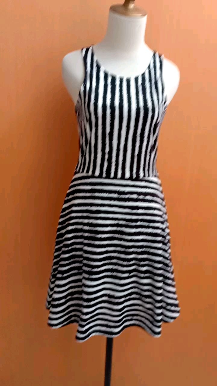 mini midi dress wanita hitam putih salur H&M cewek M kutung santai remaja dewasa