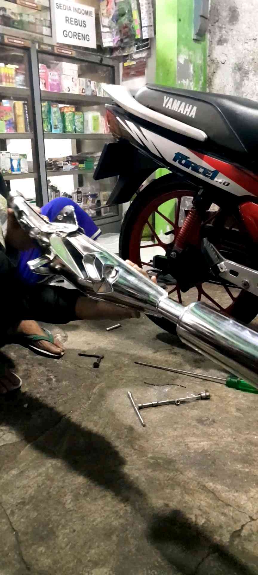 Desain Knalpot Elegan untuk Yamaha FIZ R