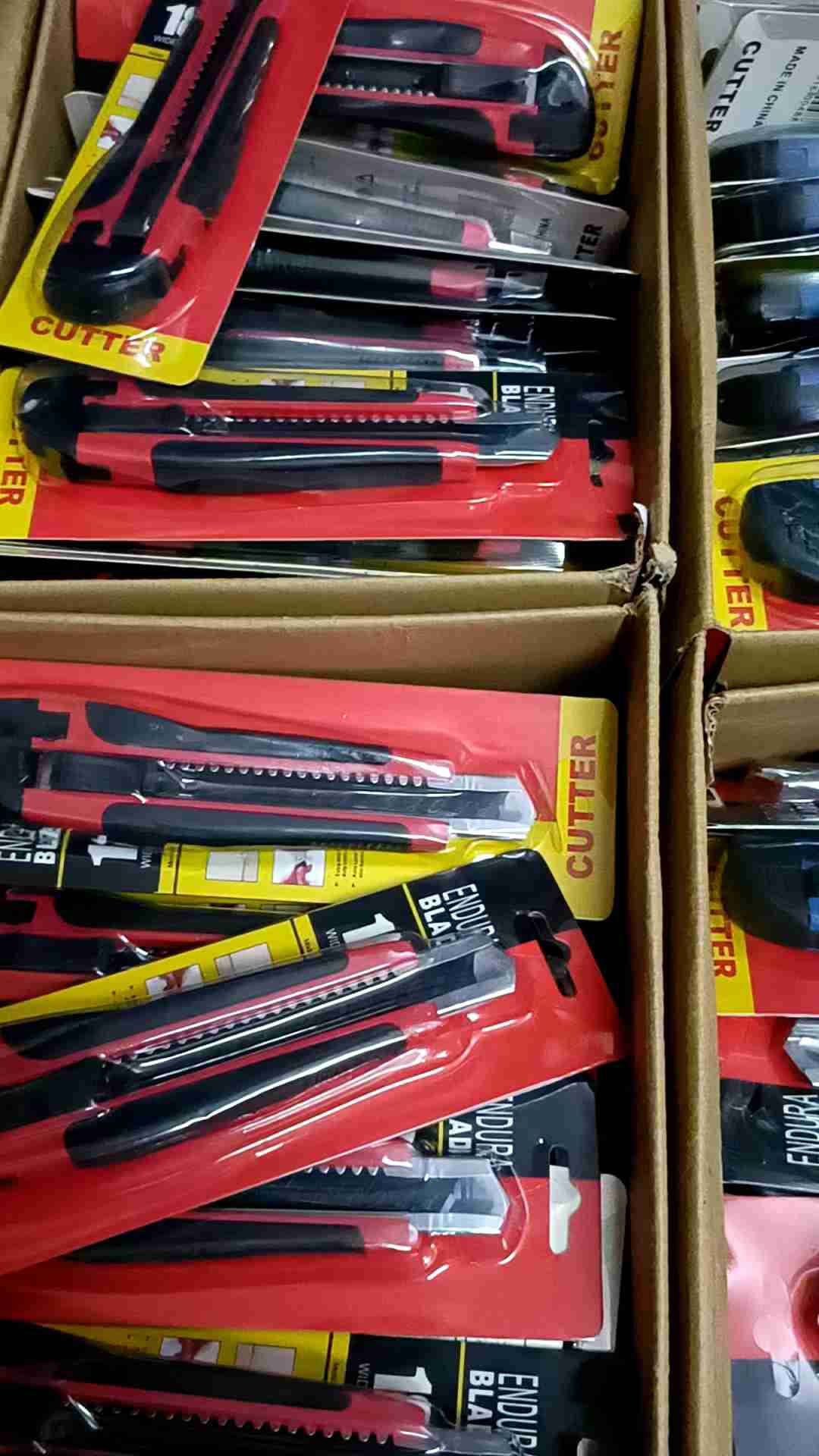 Dao Rọc Giấy. Lưỡi dao rọc giấy 18MM Dao Rọc Giấy size lớn A100 18mm. Lưỡi dao sắc bén.Bền bỉ  nút gài chắc chắnan toàntiện dụng.