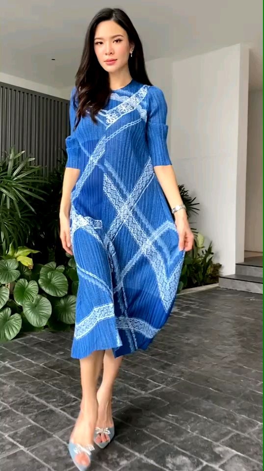 เดรสคอกลม แพตเทิร์น ทรง (a) เฉลียงข้าง ทรงแขน 4 ส่วน เพิ่มดีเทลความงาม ด้วยการพิมพ์ลาย ลูกไม้ ฝรั่งเศสสวยมงลง 👑 ดูแพง ไฮโซวววว เนื้อผ้าพลีทเนื้อดี Premium งานสวยมว้ากกกกก 😉 แพทเทิร์นเรียบๆ สวย เกร๋กรุบ ความยาวกำลังดี ชุดเดียวเอาอยู่ สวยจิง ไม่จกตา