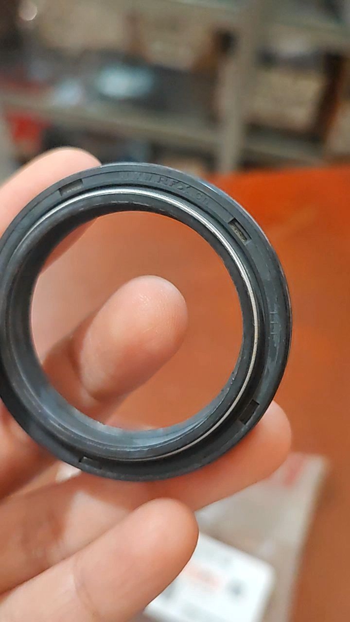 Seal Shock Depan BK6 R15 V3 Original Yamaha Genuine Part