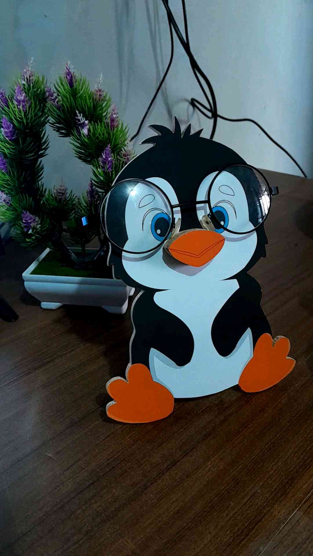 Tempat Kacamata Aesthetic Karakter Pinguin