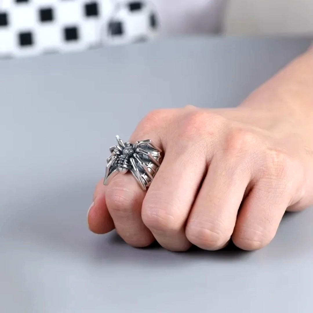 Cincin Elegan Desain Laba-laba Black Widow (Adjustable)