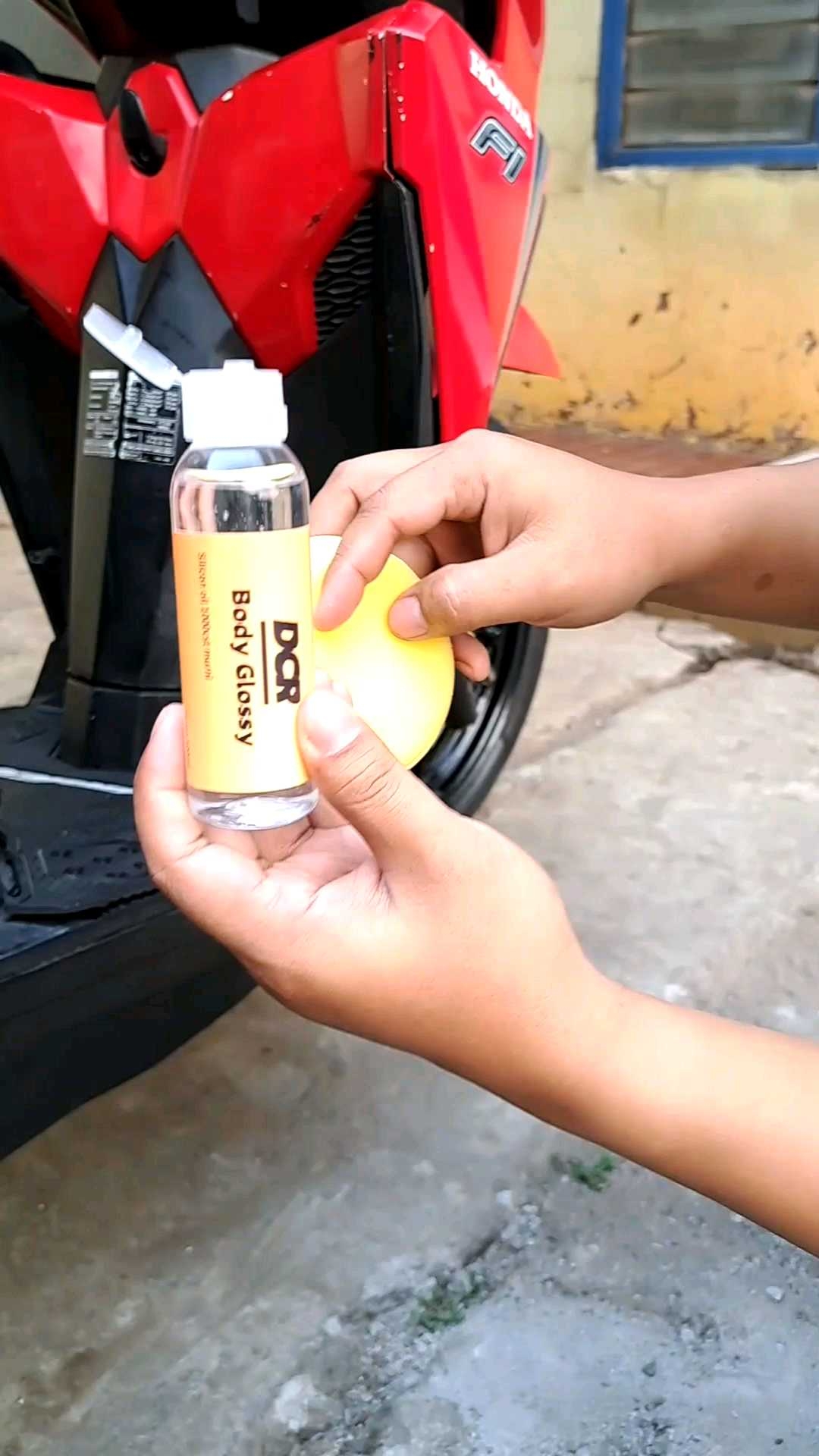 DCR body glossy Silicone oil 1000cst murni isi 100ml. Pengkilap serba guna untuk kendaraan dan perabotan rumah tangga