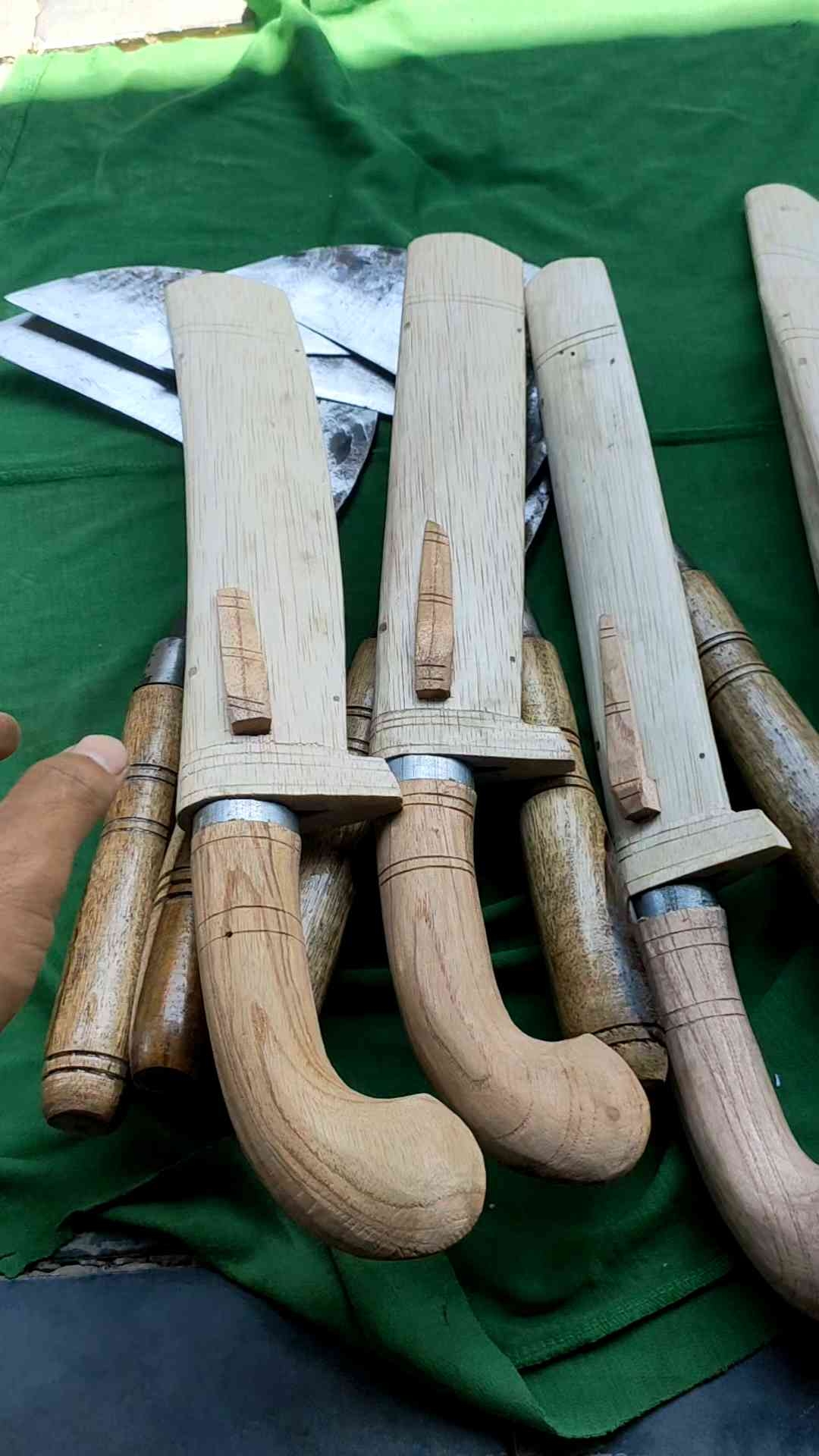 Golok /bedog super tajam (siap pakai) bahan  baja premium pilihan  panjang bilah 28cm