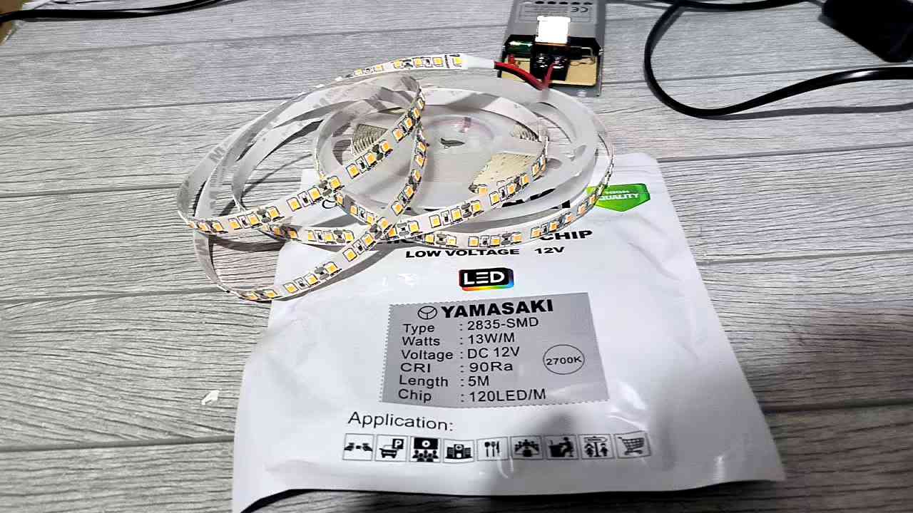 YAMASAKI LED STRIP DC 12V 2835 120LED IP33 5M WARM WHITE 2700K ( KEKUNINGAN ) 120 LED / METER HARGA 1 ROLL 5 METER BAGUS KUALITAS TERJAMIN